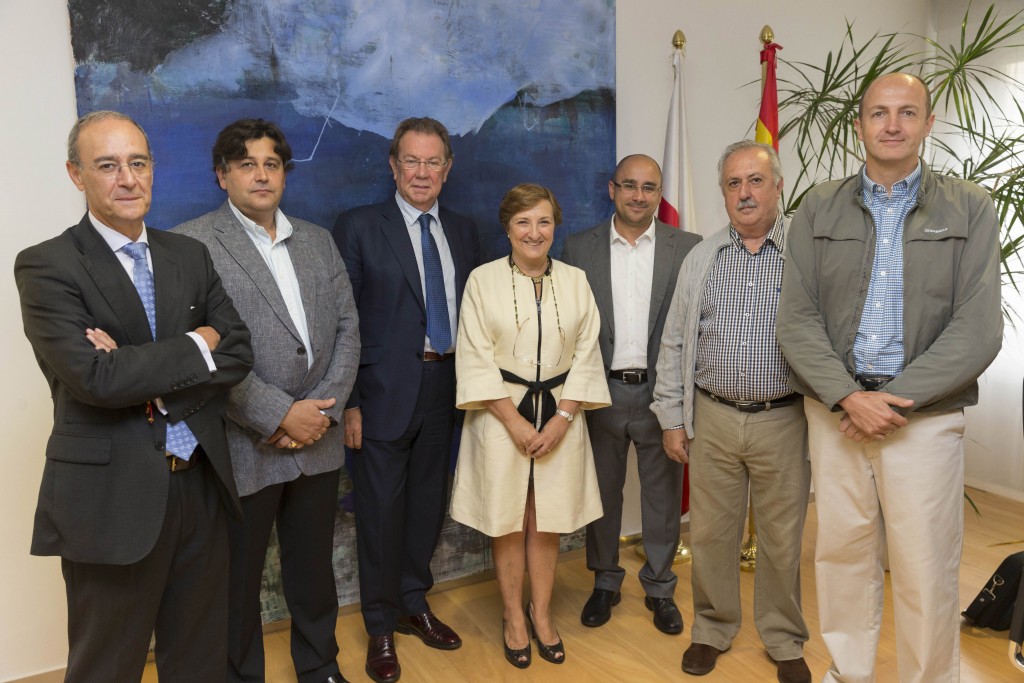 10:30 Despacho de la consejera La consejera de Sanidad, María Luisa Real, se reúne con Alberto Giménez y Alberto Echevarría, presidente de la Fundación Economía y Salud y presidente de FED (Federación Empresarial de Dependencia) respectivamente. 04 SEPTIEMBRE 2015 © Miguel De la Parra